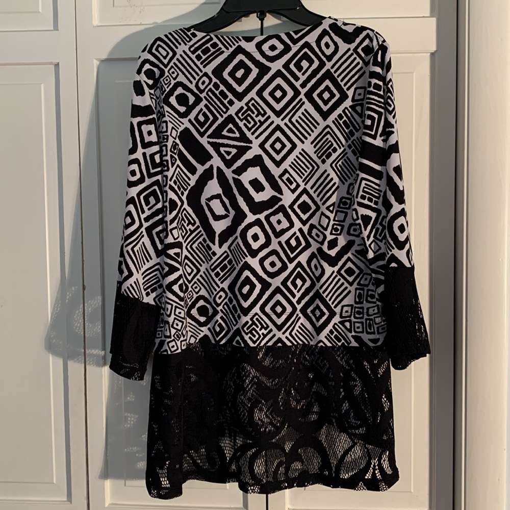 Erin London Black & White Geometric Asymmetrical Tunic With Lace EUC - Picture 6 of 9